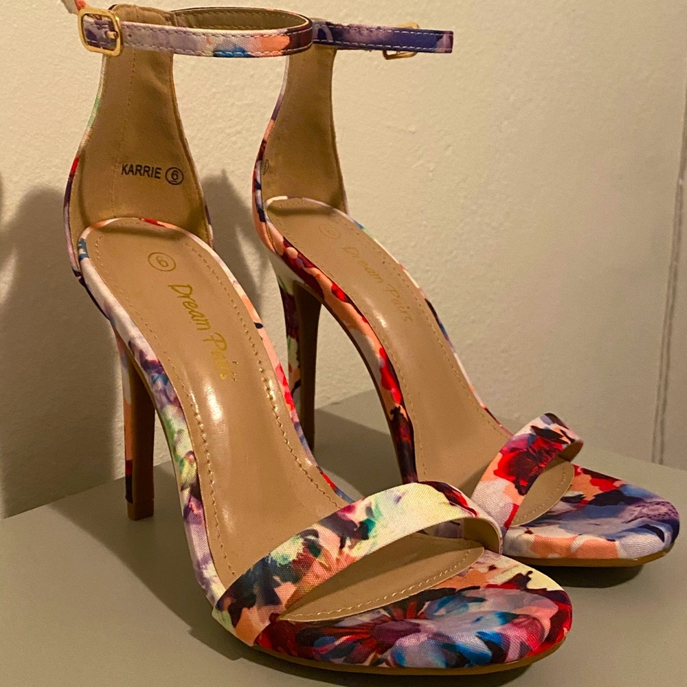Dream Pairs Floral Heels Size 6